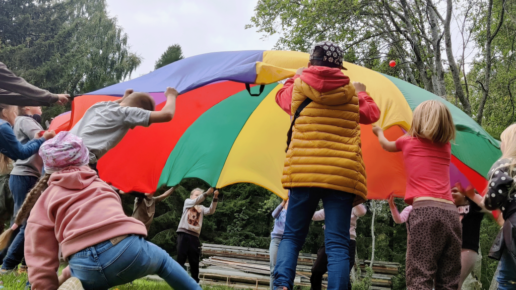 ukrainalaiset lapset leikkivät ulkona Vanhempien Akatemian Luonto Hoivaa -päivässä.