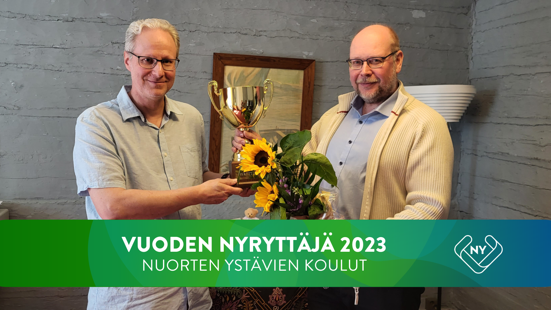 Marko Kielinen ojentaa vuoden Nyryttäjä -palkinnon koulujen rehtori Kimmo Laineelle