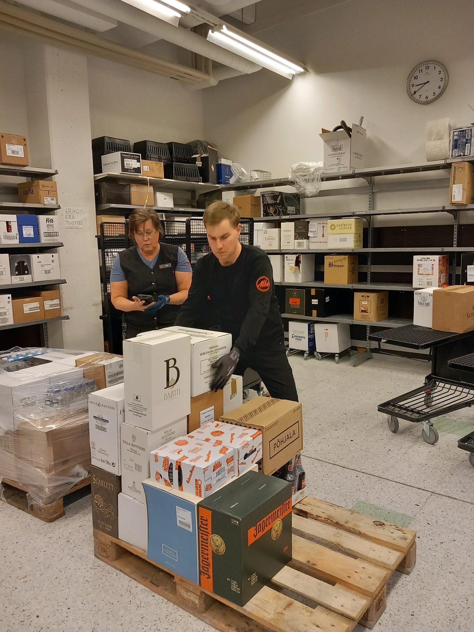 Kuvassa jäsen purkaa kuormaa työntekijän ohjauksessa