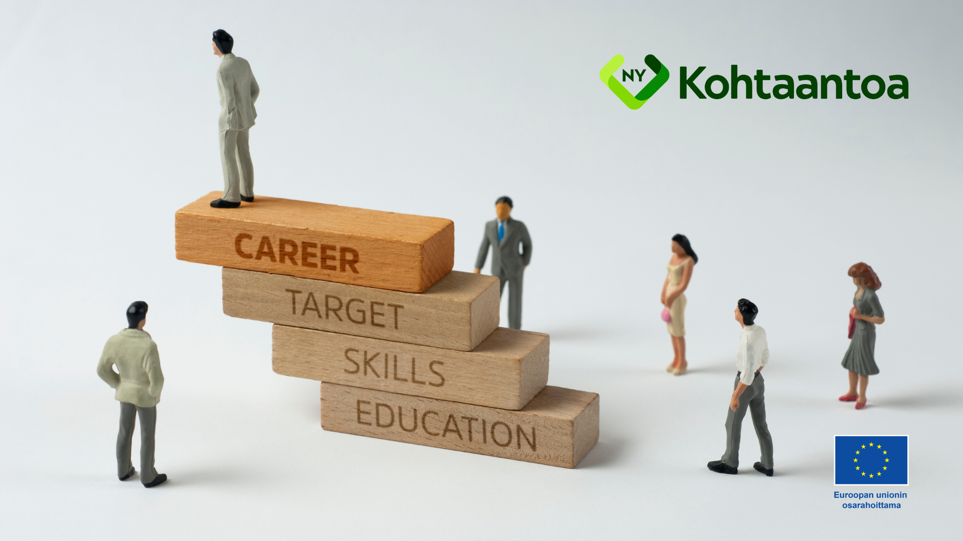 Kuusi leluhahmoa, joista yksi kiipeää palikoiden päälle. Palikoita on neljä ja niissä lukee alhaalta ylös koulutus, taidot, päämäärä, ura.