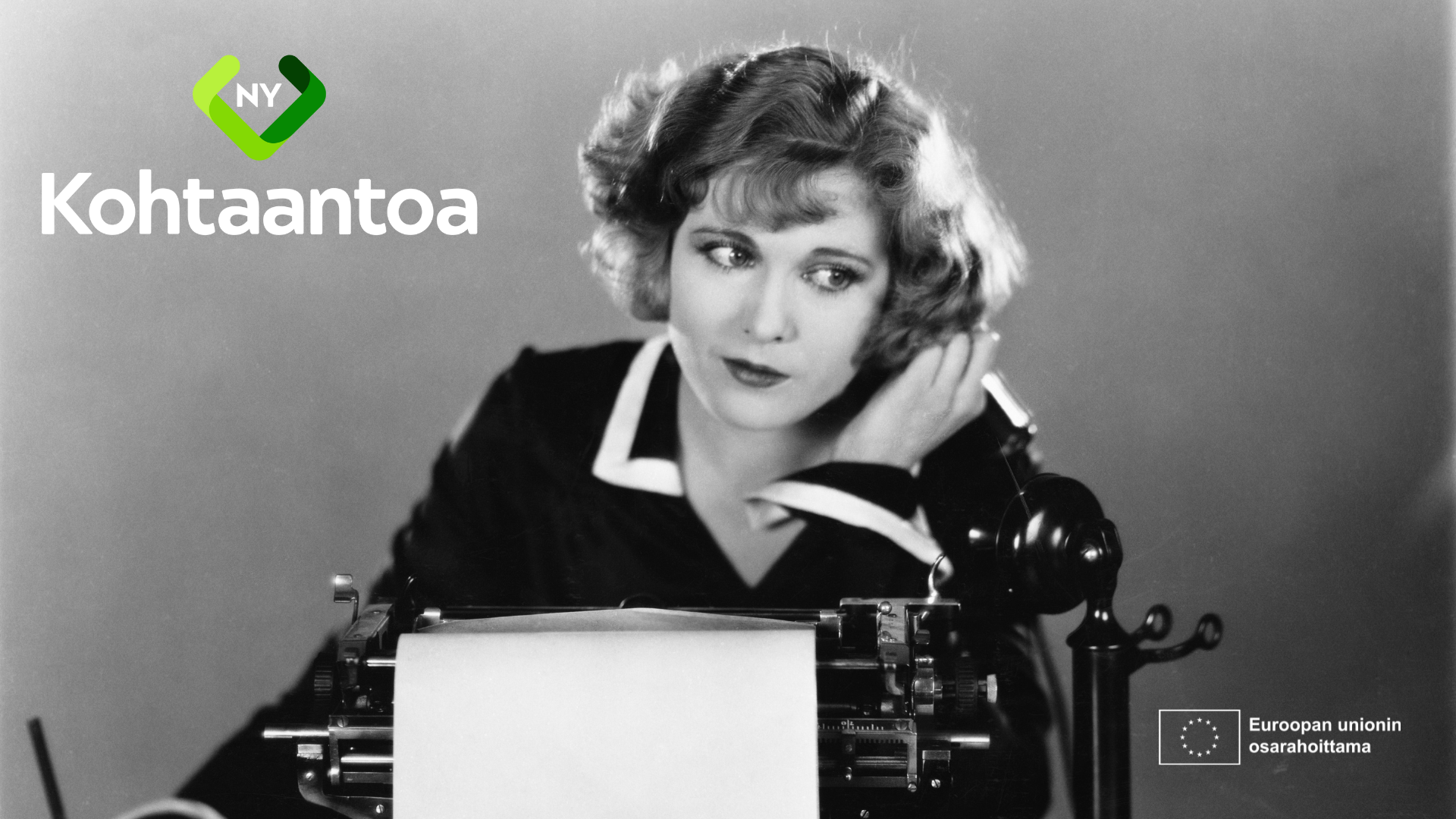Mustavalkoisessa otoksessa nainen istuu kirjoituskoneen äärellä ja pitää puhelimen kuuloketta korvallaan.