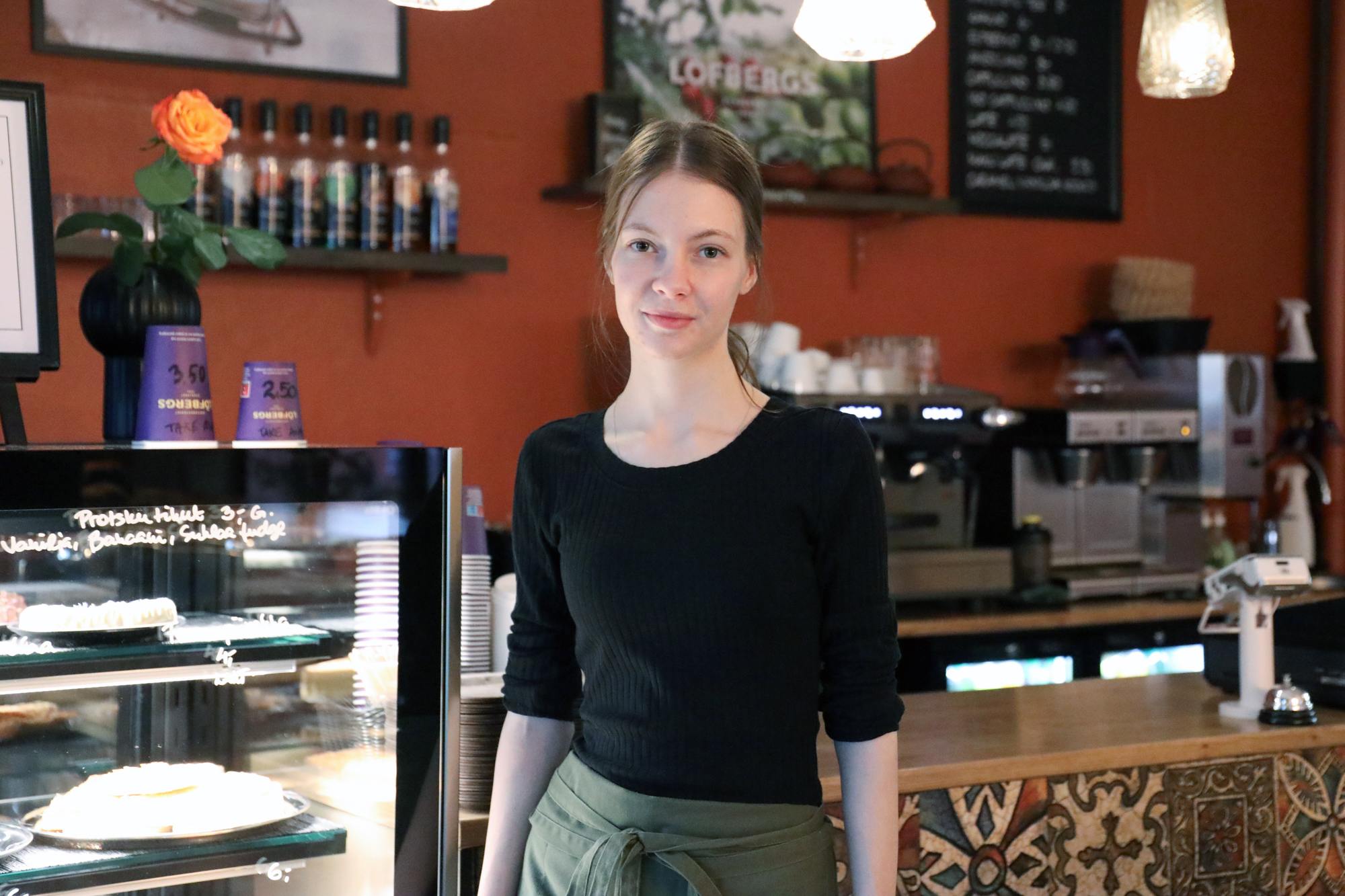 henkilö kahvilamiljöössä