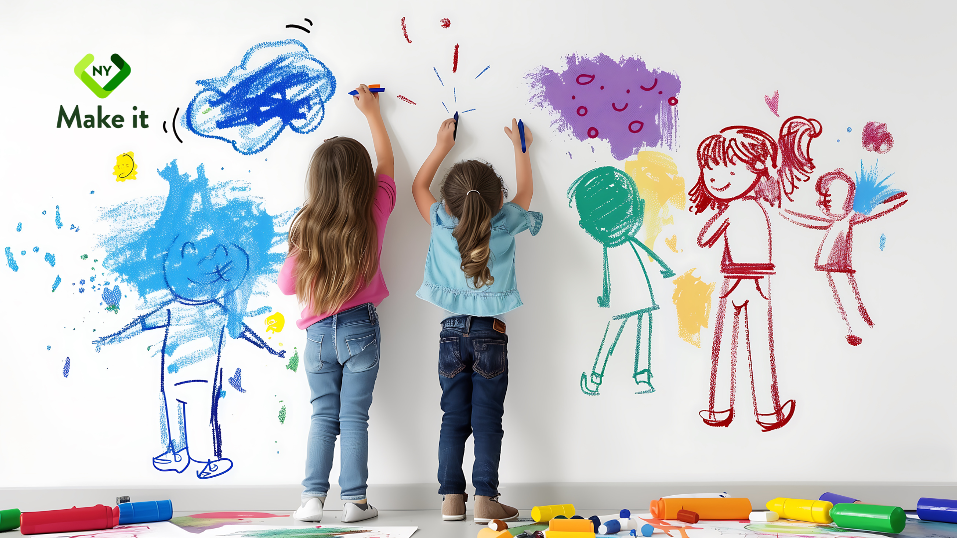 Kaksi lasta seisoo ja piirtää värikkäitä kuvia isolle paperille