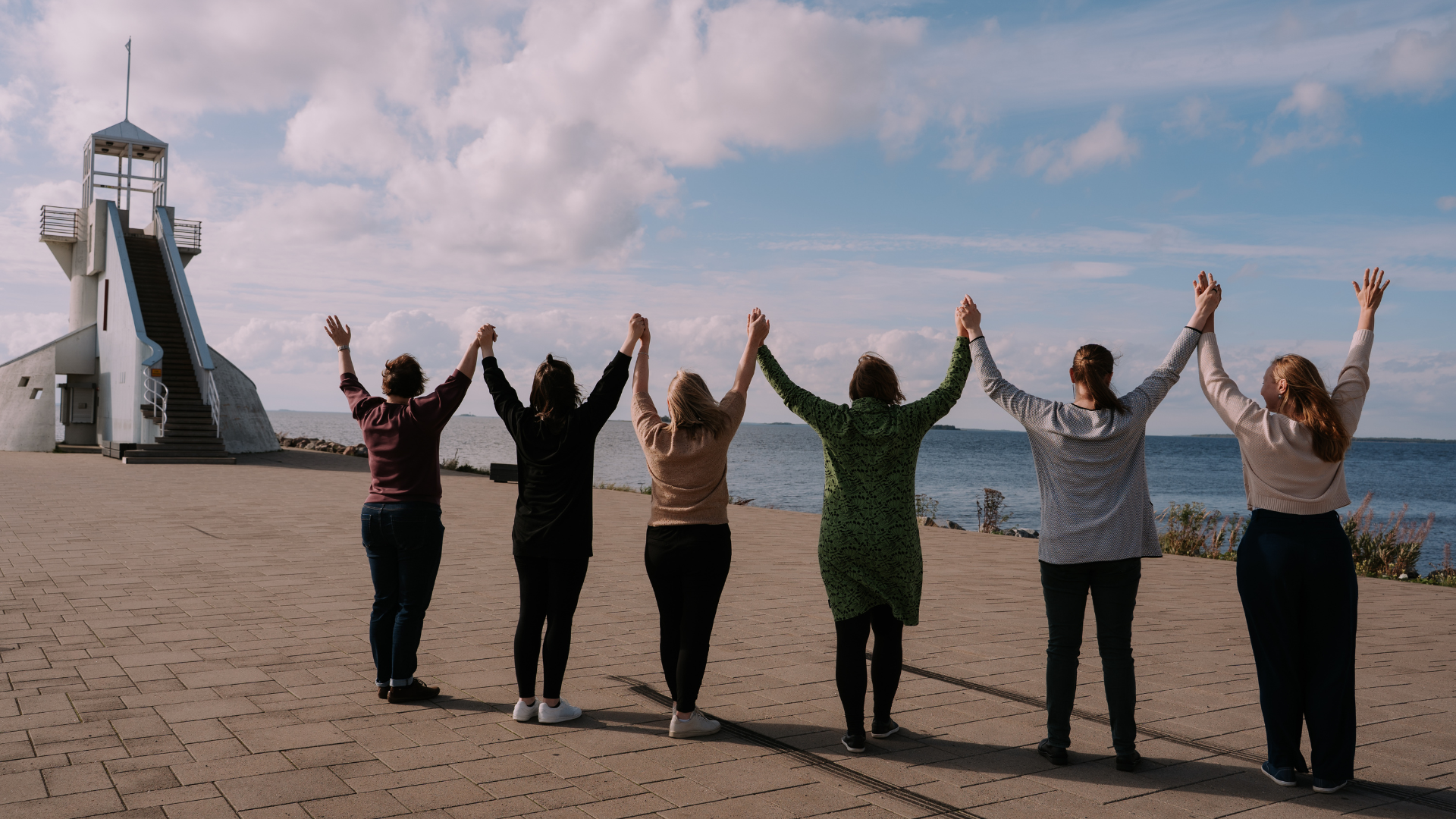 Duuniloikka-tiimi käsi kädessä Nallikarissa, Oulussa.