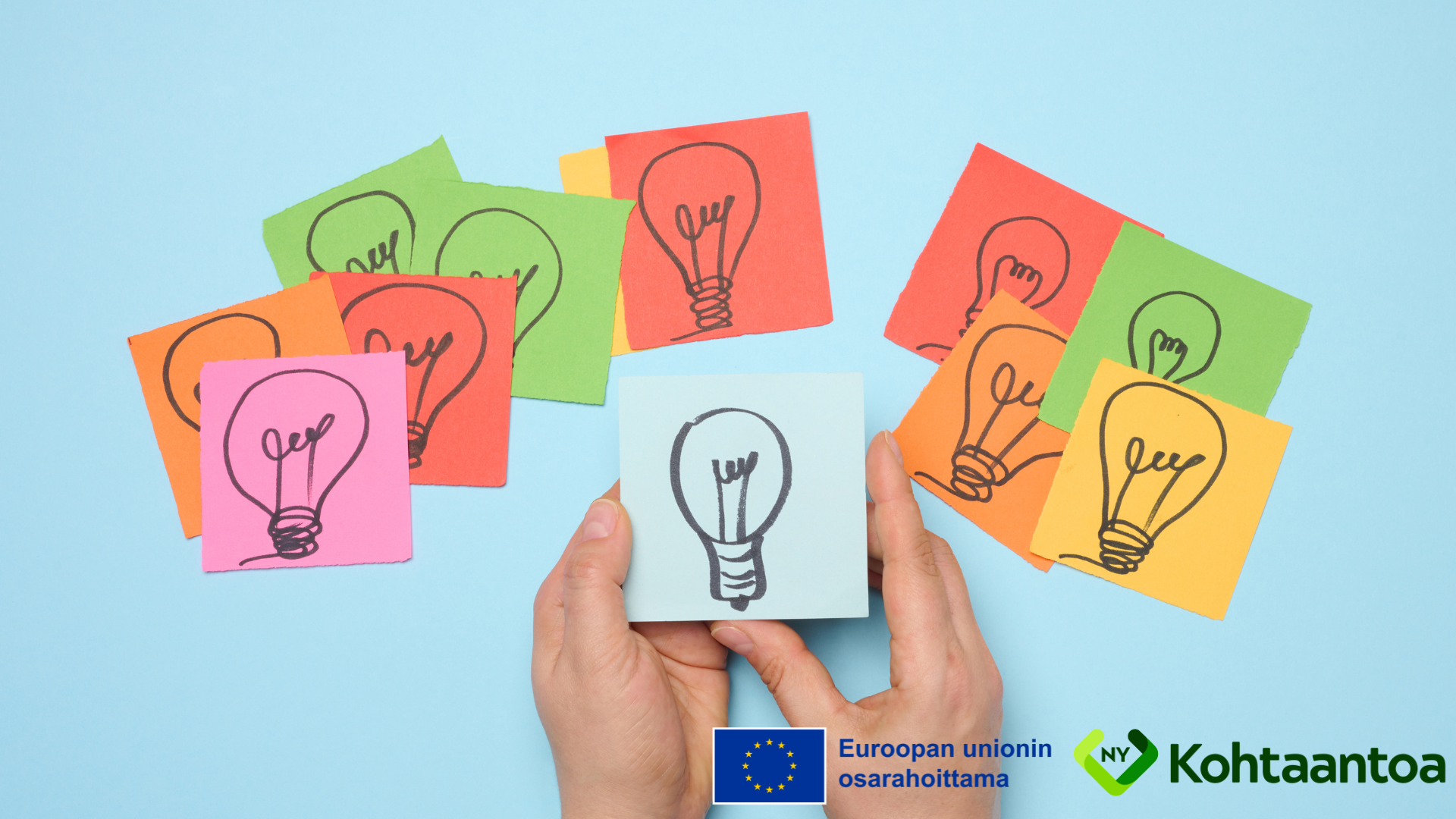 Sinistä taustaa vasten eri värisiä post-it lappuja, joihin on piirretty hehkulampun kuva. Kuvan alaosassa kädet pitelevät vaaleansinistä post-it lappua, johon on piirretty hehkulamppu.