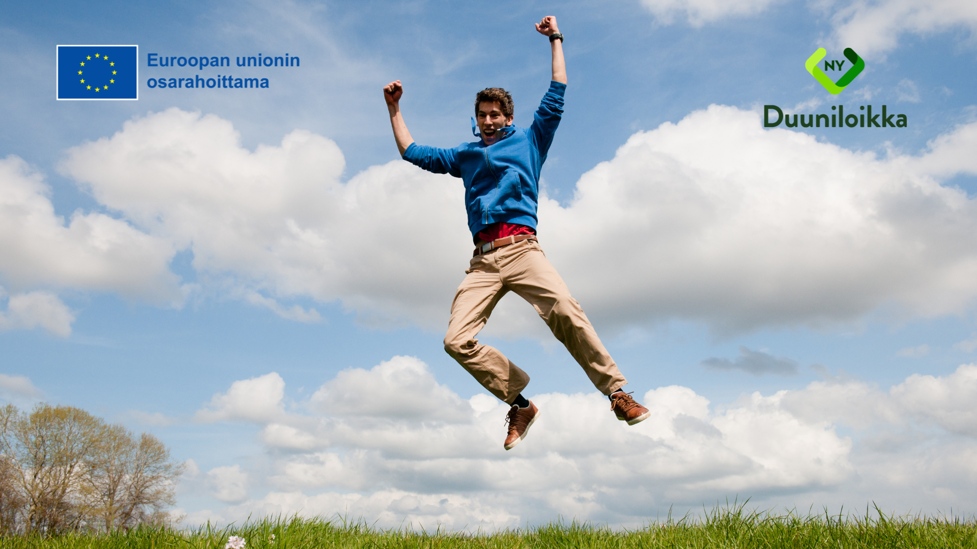 Mies hyppää ilmaan keväisellä pellolla.