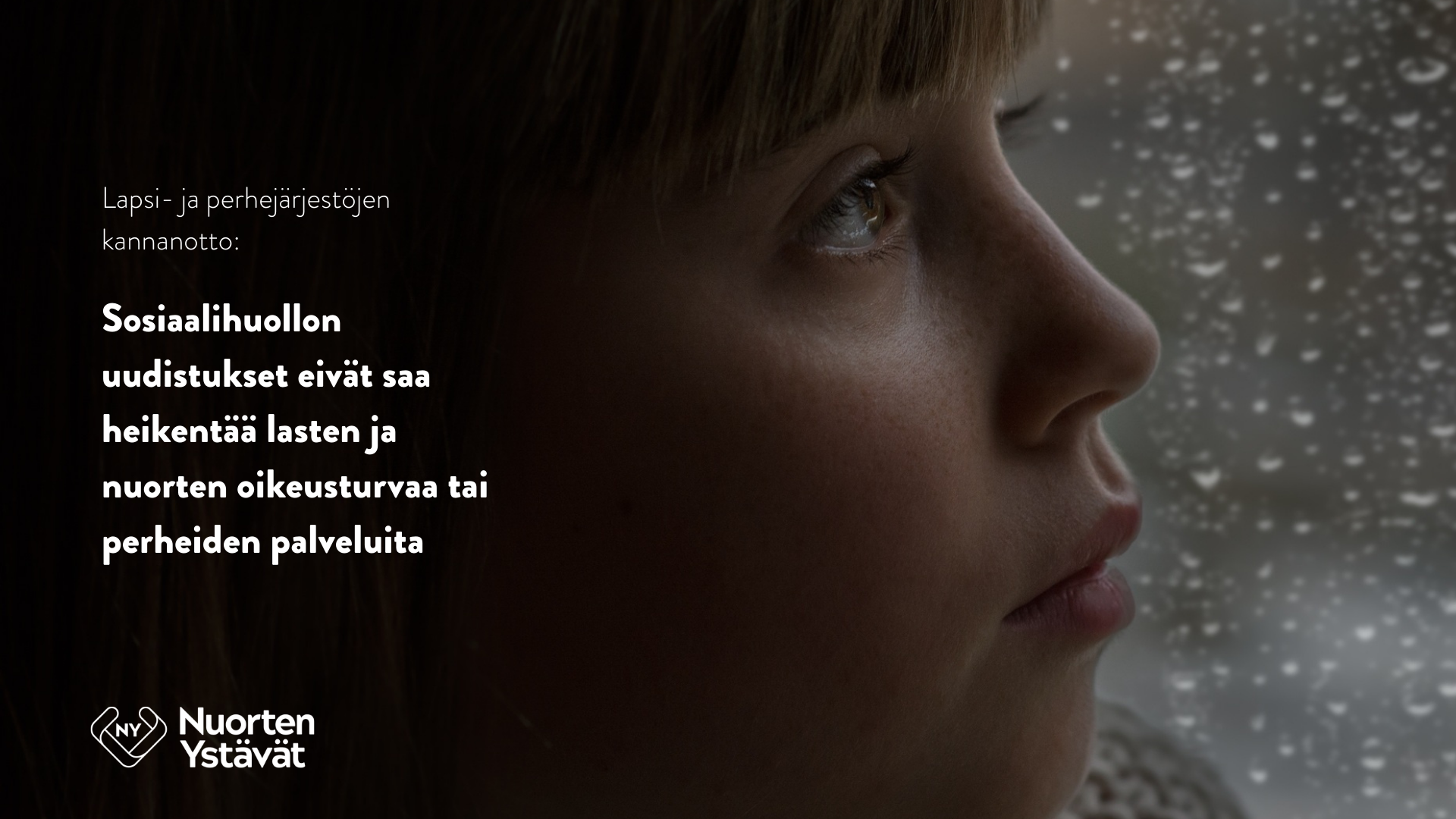 Lapsi katsoo sateisesta ikkunasta ulos, Nuorten Ystävien logo