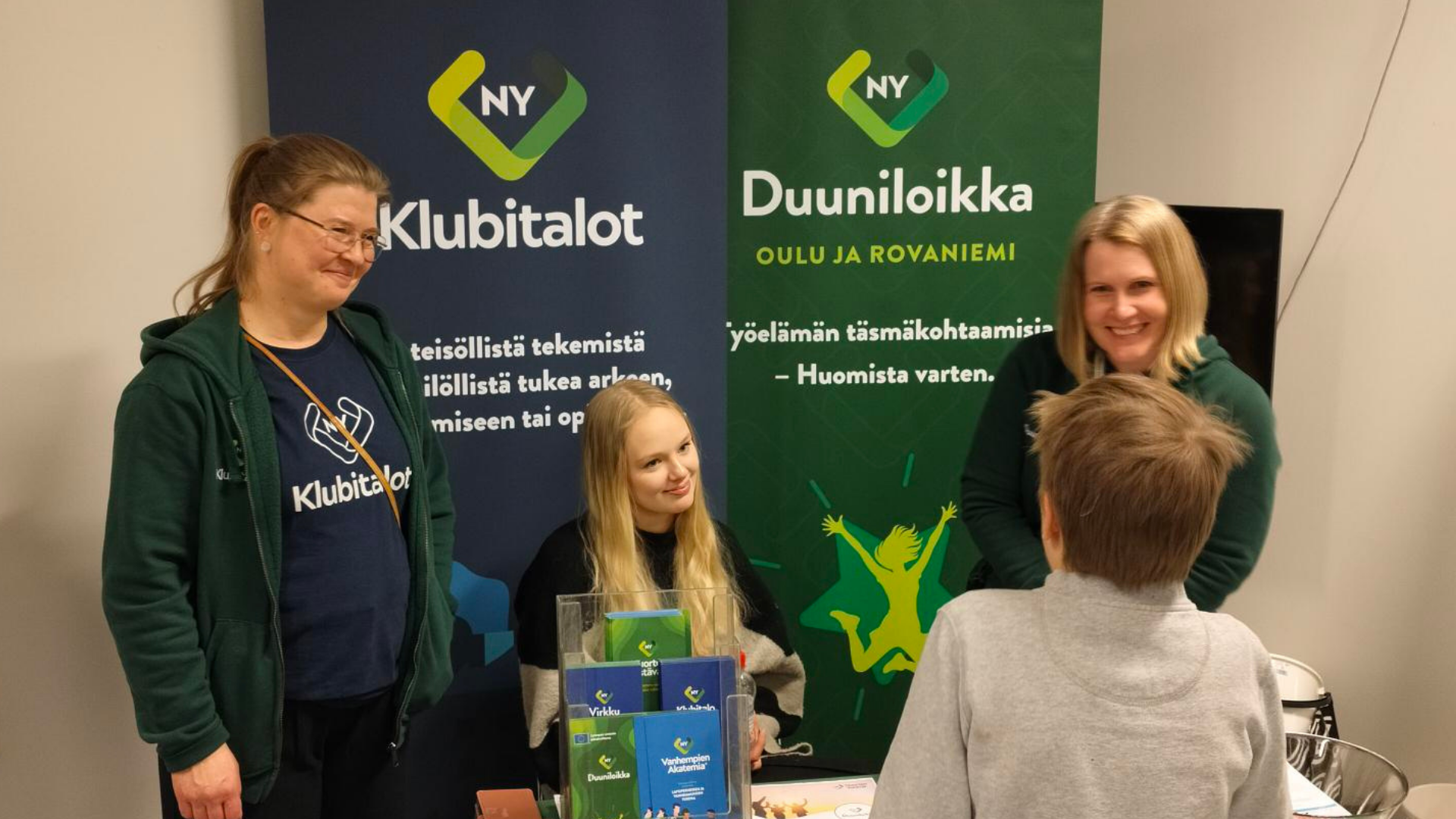 Klubitalo Pönkän vastaava työhönvalmentaja Jaana du Toit, sosionomiharjoitteluja Nanna Löthman ja Duuniloikka-hankkeen työnantajakoordinaattori Tiina Pääkkö Hyvinvointitapahtuma Sykäyksessä.