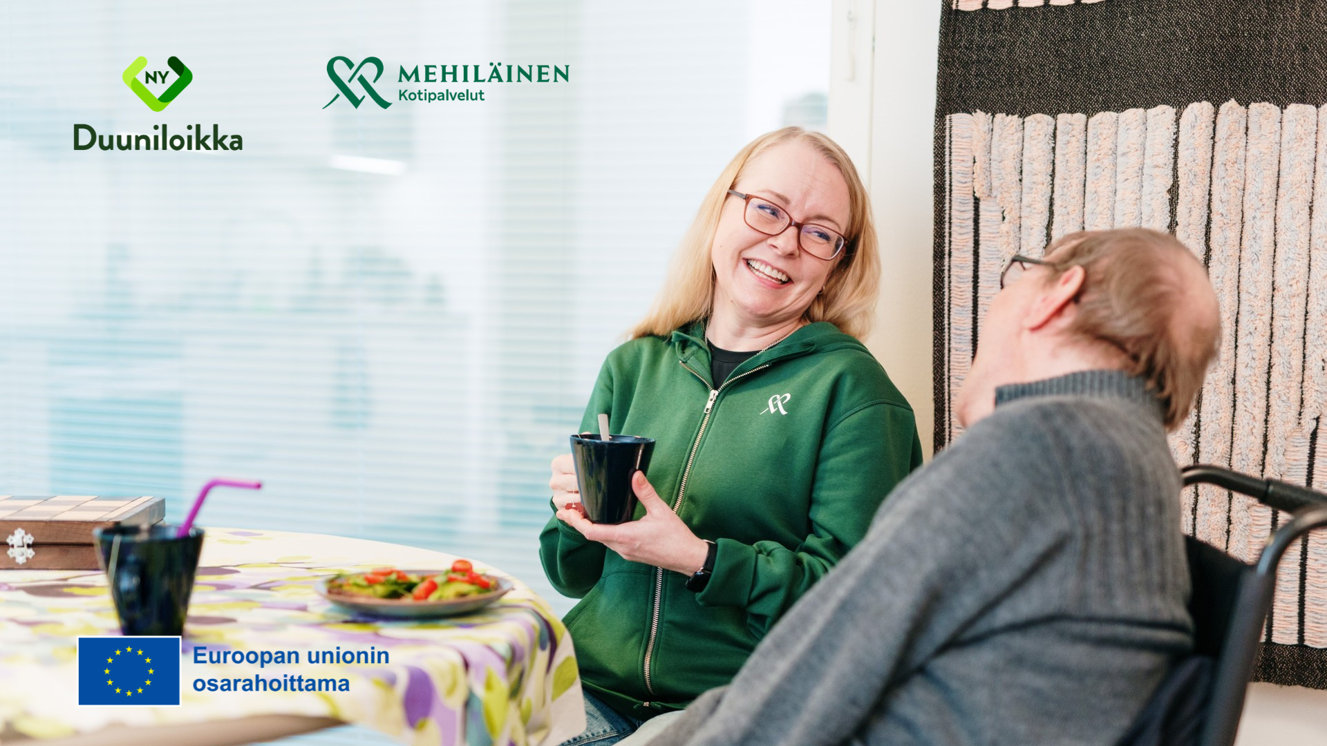 Henkilökohtainen avustaja ja hänen asiakkaansa. Logot: Duuniloikka, Mehiläinen Kotipalvelut, Euroopan unionin osarahoittama.