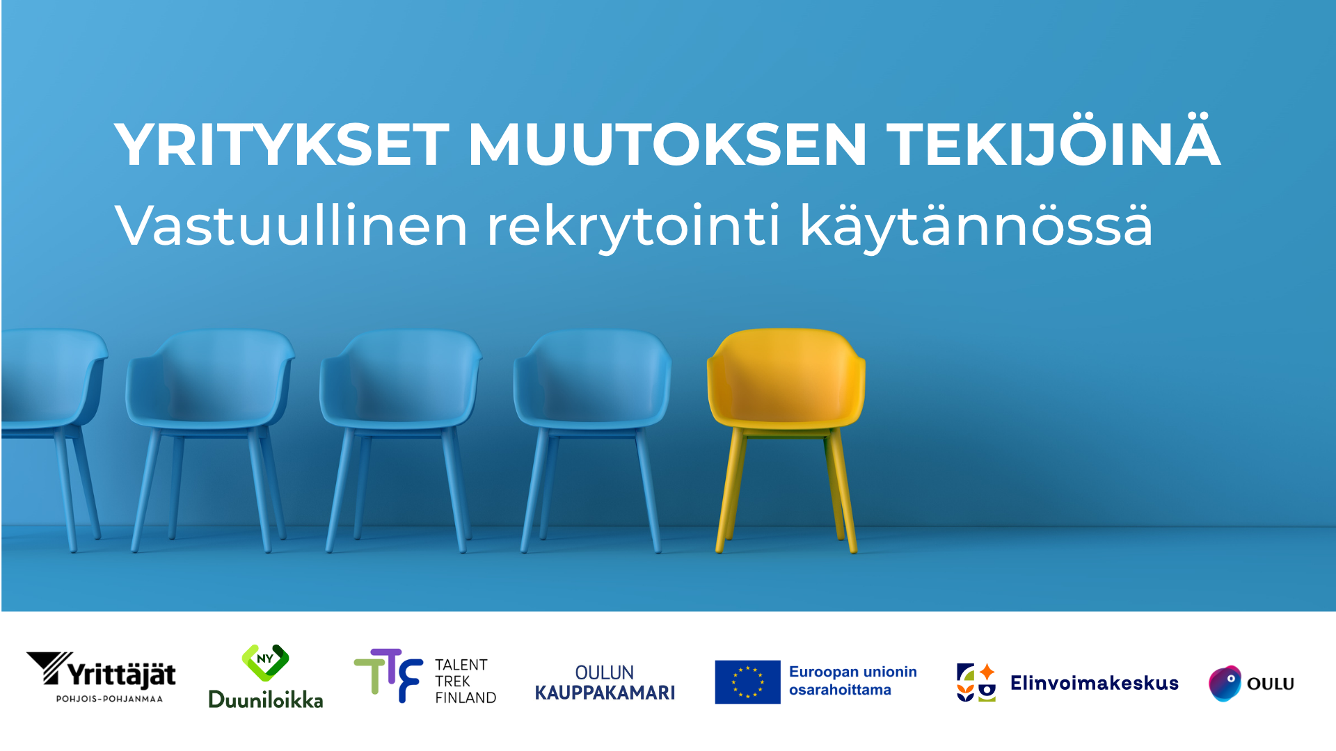 Sinisellä taustalla neljä sinistä ja yksi keltainen tuoli.